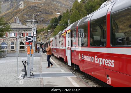 Tourist verlässt den Bahnhof Alp Grüm vom Bernina Express, Alpen, Schweiz Stockfoto