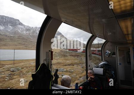 Blick aus dem Inneren des Bernina Express auf einen Bergpass, Alpen, Schweiz Stockfoto