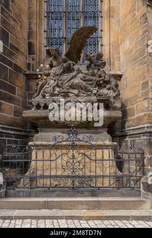 Statue von St. John von Nepomuk vor St. Veitsdom Stockfoto