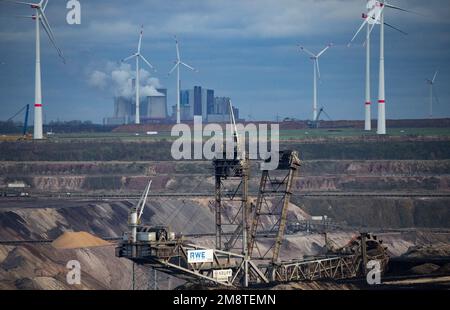 Erkelenz, Deutschland. 15. Januar 2023. Blick auf das Bergbaugebiet in der Nähe von Lützerath. Das Kohlekraftwerk Niederaussem ist im Hintergrund zu sehen. Das Energieunternehmen RWE will die unter Lützerath liegende Kohle abbauen - zu diesem Zweck soll das Weiler auf dem Gebiet der Stadt Erkelenz im offenen Braunkohlebergwerk Garzweiler II abgerissen werden. Kredit: Thomas Banneyer/dpa/Alamy Live News Stockfoto