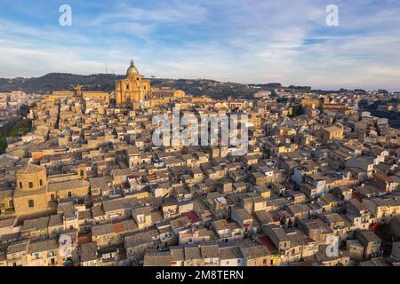 Häuser in der mittelalterlichen Stadt Piazza Armerina, Enna, Sizilien, Italien - von oben aus kann man die Kathedrale aus der Vogelperspektive bewundern Stockfoto