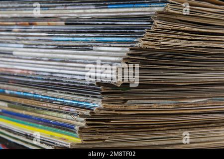 Ein Stapel alter LP-Cover von langjährigen Platten, ein Stück zeitgenössischer Geschichte in einer Welt von Streaming-Diensten. Stockfoto