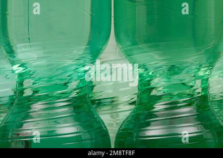 Zeitlose Schönheit einer Kunststoffflasche in leuchtendem Grün. Der schlanke Mittelteil einer Plastikflasche. Stockfoto