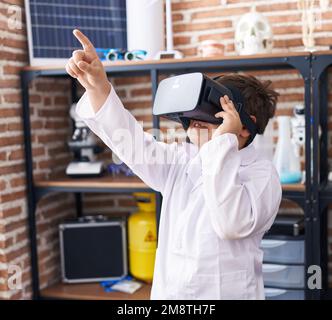 Süßer hispanischer Junge mit Virtual-Reality-Brille im Labor Stockfoto