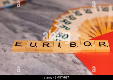 Word EURIBOR ist in Holzbuchstaben geschrieben, nahe eines Teils von 50 Euro-Banknoten. Stockfoto