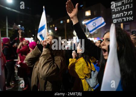 Tel Aviv, Israel. 14. Januar 2023. Demonstranten singen während der Demonstration Slogans. Mehr als 80.000 Menschen protestierten in Tel Aviv gegen Netanjahus rechtsextremen Regierungs- und Justizüberholung. Kredit: SOPA Images Limited/Alamy Live News Stockfoto