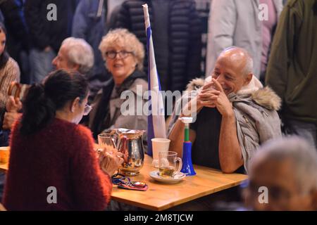 Tel Aviv, Israel. 14. Januar 2023. Demonstranten, die während der Demonstration in einem Café am Habima-Platz Tee tranken. Mehr als 80.000 Menschen protestierten in Tel Aviv gegen Netanjahus rechtsextremen Regierungs- und Justizüberholung. Kredit: SOPA Images Limited/Alamy Live News Stockfoto