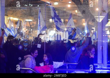 Demonstranten benutzen ihre Smartphones als Fackeln auf dem HaBima-Platz. Mehr als 80.000 Menschen protestierten in Tel Aviv gegen Netanjahus rechtsextremen Regierungs- und Justizüberholung. Januar 14. 2023. (Matan Golan/SOPA Bilder). Kredit: SOPA Images Limited/Alamy Live News Stockfoto