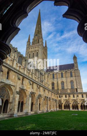 Norwich Cathedral Spire und südlicher Quer der Norwich Cathedral aus Sicht der Kloster Stockfoto