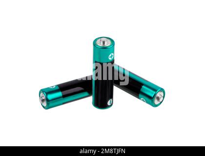 Batterien auf weißem Hintergrund isoliert. Drei grüne AA-Batterien. Stockfoto
