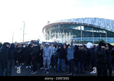 Vor dem Spiel der Premier League im Tottenham Hotspur Stadium, London, treffen sich die Fans des Tottenham Hotspur draußen. Foto: Sonntag, 15. Januar 2023. Stockfoto