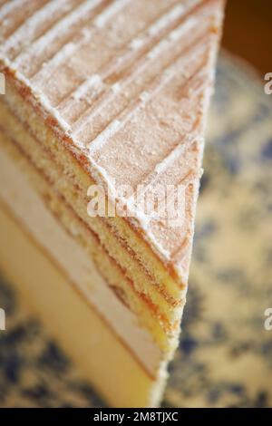 Stück Kuchen auf einem Teller Stockfoto