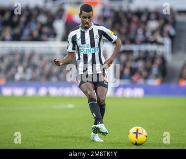 Newcastle upon Tyne, Großbritannien. 15. Januar 2023. NEWCASTLE UPON TYNE, ENGLAND - 15. JANUAR: Alexander Isak von Newcastle passt den Ball während des Premier League-Spiels zwischen Newcastle United und dem Fulham FC in St. James Park am 15. Januar 2023 in Newcastle upon Tyne, Großbritannien. (Foto: Richard Callis/SPP) (Foto: Richard Callis/Sports Press Photo/C - FRIST VON EINER STUNDE - FTP NUR AKTIVIEREN, WENN BILDER WENIGER ALS EINE STUNDE ALT sind - Alamy) Guthaben: SPP Sport Press Photo. Alamy Live News Stockfoto