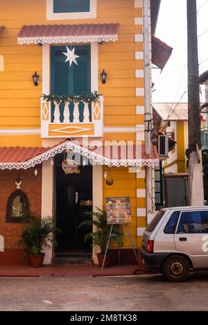 Panaji, Goa, Indien, 7. Januar 2023: Historische Gebäude und farbenfrohe portugiesische Häuser in Fontainhas in Panaji, Goa. Sehenswürdigkeiten in Goa Stockfoto