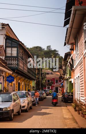 Panaji, Goa, Indien, 7. Januar 2023: Historische Gebäude und farbenfrohe portugiesische Häuser in Fontainhas in Panaji, Goa. Sehenswürdigkeiten in Goa Stockfoto