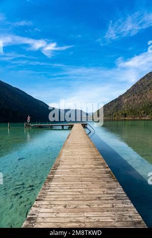 Weissensee in Kärnten. Anlegestelle am östlichen Flussufer in der Nähe von Stockenboi im Herbst. Stockfoto