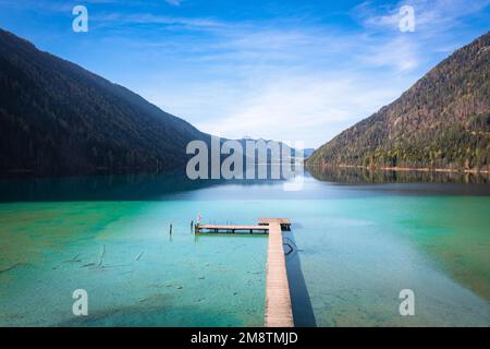 Weissensee in Kärnten. Anlegestelle am östlichen Flussufer in der Nähe von Stockenboi im Herbst. Stockfoto