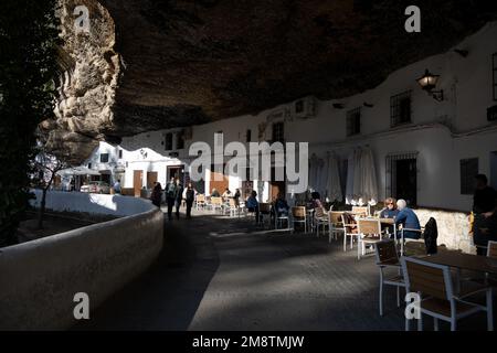 Setenil de las Bodegas - 13. Januar 2023: Ein Blick auf die andalusische Stadt, die an der Seite einer Klippe gebaut wurde Stockfoto