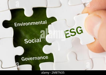 ESG-Konzept für Umwelt, Soziales und Governance. ESG Wort zu einem Puzzle, Idee für die nachhaltige Entwicklung des Unternehmens. Berücksichtigen Sie die Umgebung Stockfoto