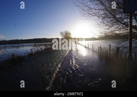 Der Fluss Avon in Salisbury Wiltshire platzt seine Ufer nach Wochen sintflutartiger Regenfälle im Südwesten des Vereinigten Königreichs bis Januar 2023. Zu Beginn des Neujahrs 2023 gab es Wochen des Regens, in denen die Flüsse in Großbritannien ihre Ufer zu platzen begannen. Der Fluss Avon gehörte dazu. Stockfoto