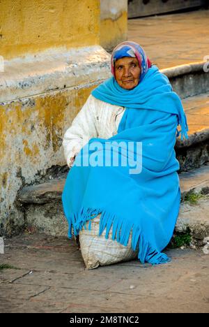 Gesichter Mexikos: Ältere Frau in Chiapas in Decken gekuschelt Stockfoto