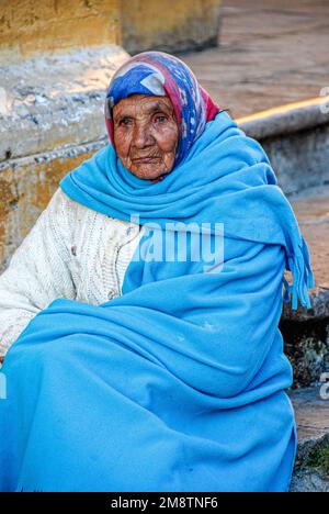 Gesichter Mexikos: Ältere Frau in Chiapas in Decken gekuschelt Stockfoto