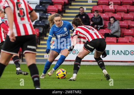 Sheffield, Großbritannien. 15. Januar 2023. Sheffield, England, Januar 15. 2023: Charlie Devlin (23 Birmingham) auf dem Ball beim Barclays FA Womens Championship-Spiel zwischen Sheffield United und Birmingham City in Bramall Lane in Sheffield, England (Natalie Mincher/SPP) Kredit: SPP Sport Press Photo. Alamy Live News Stockfoto