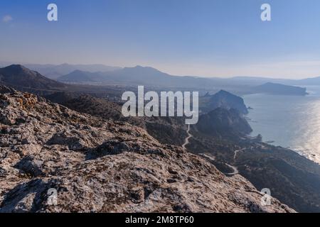 Blick auf Sudak, das Meer, den Berg und den Umhang vom Hang des Berges Falcon Sokol am Morgen im Frühling. Krim Stockfoto