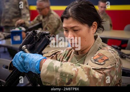 7. Januar 2023 - Joint Base McGuire-Dix-Lakehurst, New Jersey, USA - USA Air Force Chief Master Sgt. Bobbie Panger zerlegt einen M4-Karabiner während des Trainings auf der Joint Base McGuire-Dix-Lakehurst, New Jersey, 7. Januar 2023. Kredit: USA National Guard/ZUMA Press Wire Service/ZUMAPRESS.com/Alamy Live News Stockfoto