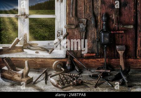 Werkstatt mit Werkzeugen und Blick vom Fenster Stockfoto