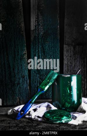 Farbeimer mit grüner Farbe und einem Pinsel Stockfoto