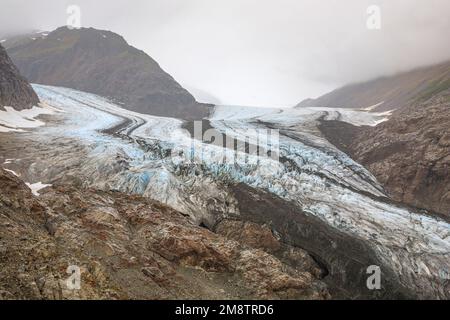 Niedrige Wolken und Nebel hängen über dem Berendon-Gletscher in den Coast Mountains von British Columbia Stockfoto