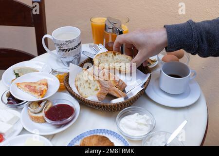 Hausgemachtes griechisches Frühstück auf einem Straßentisch, Kreta Stockfoto