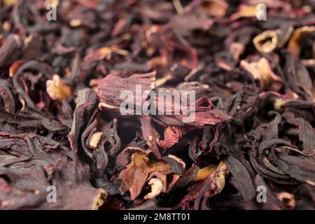 Trockener Hibiskus-Tee, der den Rahmen füllt. Makrofoto. Schließen. Geringe Schärfentiefe. Stockfoto