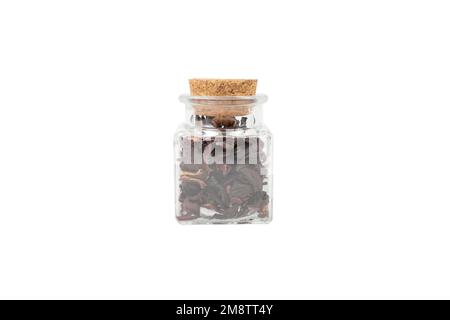 Trockener Hibiskus-Tee in einem Glasgefäß, isoliert auf weißem Hintergrund. Kräuter. Kräutertee. Lebensmittelzutat. Stockfoto