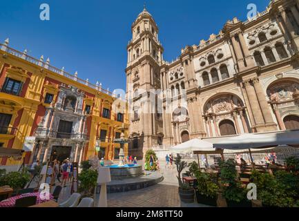 Plaza del Obispo, Kathedrale mit Bischofspalast auf der linken Seite. Malaga, Costa del Sol, Provinz Malaga, Andalusien, Südspanien. Stockfoto