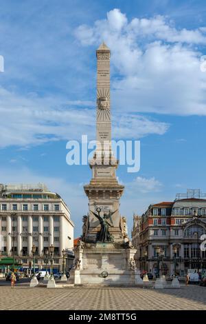 Lissabon, Portugal. Praca dos Restauradores. Der Obelisk, auch bekannt als das Monumento aos Restauradores, oder Denkmal für die Restauratoren, feiert diejenigen, die es sind Stockfoto