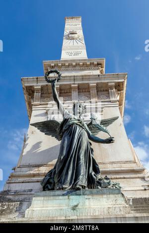 Lissabon, Portugal. Praca dos Restauradores. Der Obelisk, auch bekannt als das Monumento aos Restauradores, oder Denkmal für die Restauratoren, feiert diejenigen, die es sind Stockfoto
