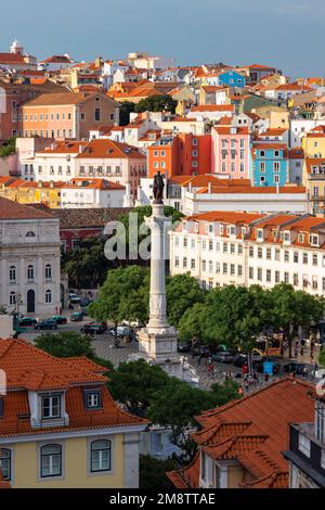 Lissabon, Portugal. Blick von oben auf Praca Dom Pedro IV, gemeinhin bekannt als Rossio. Die Säule trägt die Statue von Dom Pedro IV (auch als Pedro I, Emper gekrönt) Stockfoto