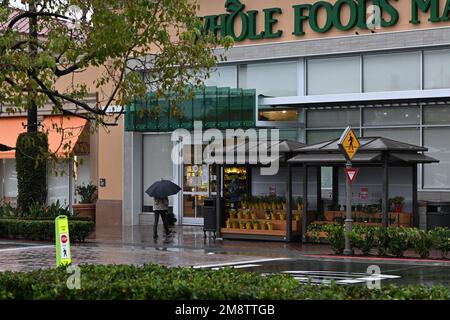 Newport Beach, CA, USA. 14. Januar 2023 Bei heftigen Stürmen in Südkalifornien bleiben die Besucher dieses Whole Foods in Newport Beach zu Hause und können den Tag nicht so schnell erledigen. Kredit: James Pelar/Alamy Live News Stockfoto