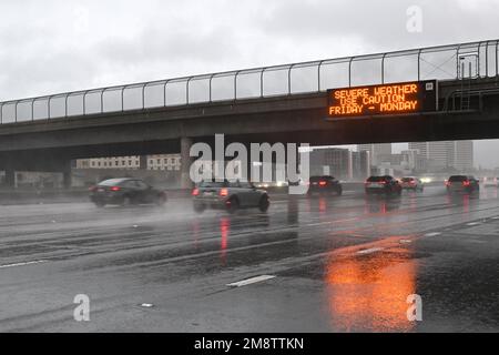 Orange County Kalifornien, USA. 14. Januar 2023 Ein Caltrans-Schild warnt Fahrer, auf der 405 in Orange County, Kalifornien, USA, Vorsicht walten zu lassen. Kredit: James Pelar/Alamy Live News Stockfoto