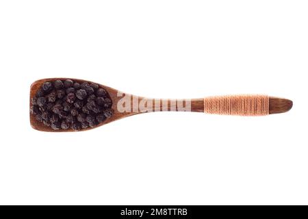 Schwarze Pfefferkörner in einem Löffel, Draufsicht. Option isoliert auf weißem Hintergrund Stockfoto