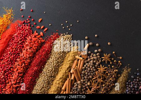 Geschmacksrichtungen auf Tafelhintergrund, Draufsicht. Gewürze zum Kochen leckerer Speisen. Stockfoto