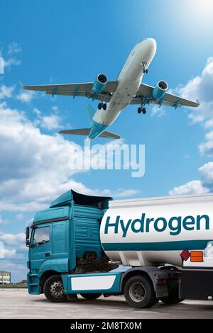 Flugzeug und Lkw mit Wasserstofftank-Anhänger. Sauberes Mobilitätskonzept Stockfoto