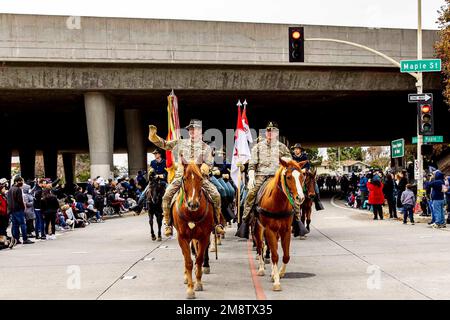 Pasadena, Kalifornien, USA. 1. Januar 2023. Mit der Einführung des neuen Jahres hatte die 1. Kavallerieeinheit Pferdekavallerie (HCD) unter der Leitung von Generalleutnant John B. Richardson IV, 1. Kavalleriedivision kommandierender General, und Kommandosgt Major Shade Munday, 1. Kavallerieführer, das Privileg, an der 134. Jährlichen Rosenparade teilzunehmen. Dieses legendäre Ereignis, das Millionen von Menschen gesehen hat, umfasst Weltklasse-Ausstellungen deemberierter Wagen und professionelle Darbietungen auf einer Länge von 5 km entlang des Colorado Blvd. In Pasadena, Kalifornien Diese Veranstaltung geht auf das Jahr 1890 mit dem Turnier der Rosen zurück. Mann Stockfoto