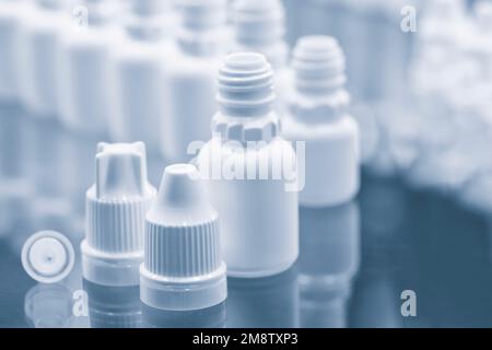 Arzneimittelflaschen und Ampullen. Zusammensetzung von Arzneimittelflaschen. Medizinische leere weiße Plastikflaschen Stockfoto