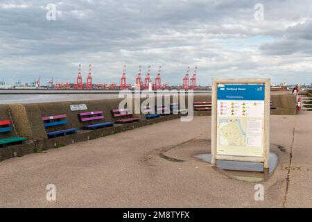 New Brighton, Vereinigtes Königreich: Promontory auf dem Ian Fraser Walk, die Promenade entlang der Wallasey Embankment Sea Defence mit Blick auf Liverpool Seafor Stockfoto