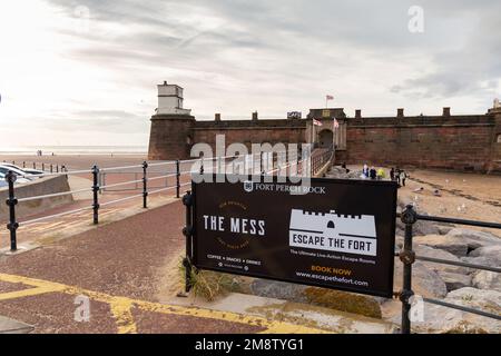 New Brighton, Großbritannien: Eingang zum Fort Perch Rock und Schild für das Kantinencafe und Escape Rooms. Stockfoto