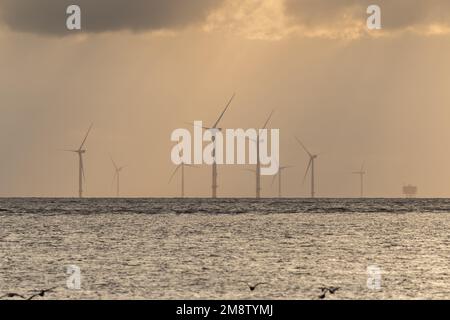 Liverpool Bay, Vereinigtes Königreich: Offshore-Windkraftanlagen der Burbo Bank, etwa 7 km nördlich der Wirral-Küste, in der Irischen See. Stockfoto