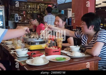 Die Einheimischen essen in einer Bar in der Pub Street, Siem Reap, Kambodscha zu Mittag Stockfoto